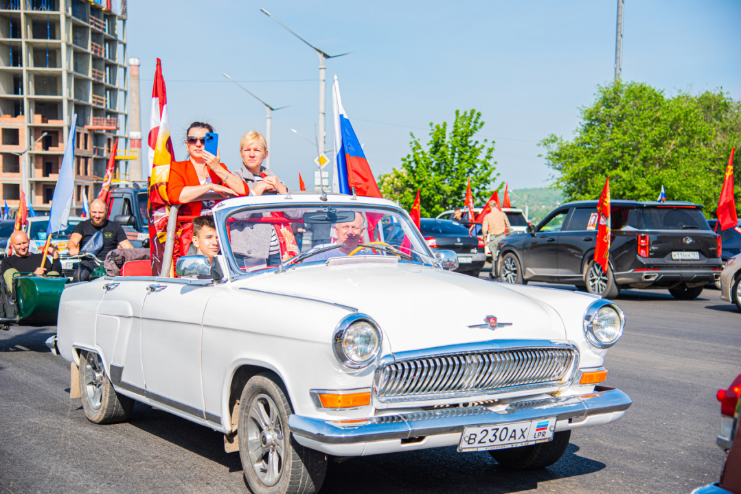 В Луганске прошел автопробег в честь 80-летия Великой Победы