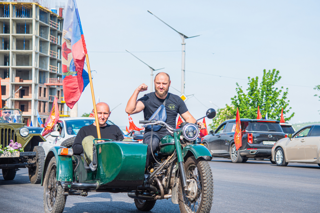 В Луганске прошел автопробег в честь 80-летия Великой Победы