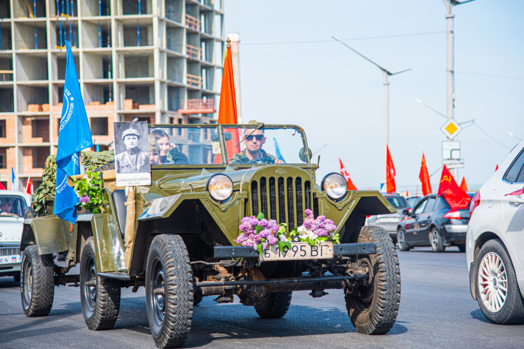В Луганске прошел автопробег в честь 80-летия Великой Победы