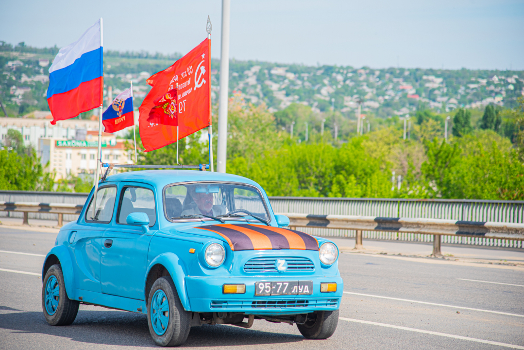 В Луганске прошел автопробег в честь 80-летия Великой Победы