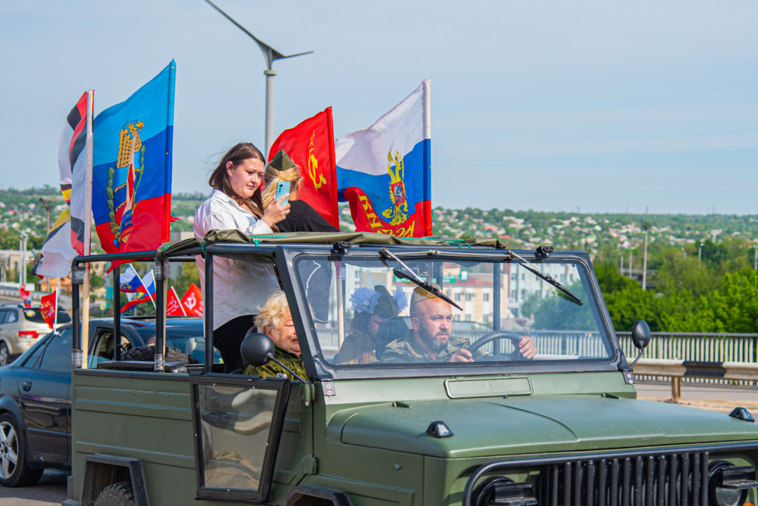 В Луганске прошел автопробег в честь 80-летия Великой Победы