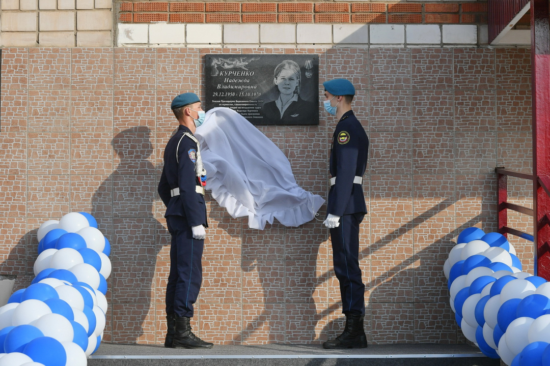 В Ижевске открыта мемориальная доска в память о подвиге стюардессы Надежды Курченко, погибшей от рук террористов