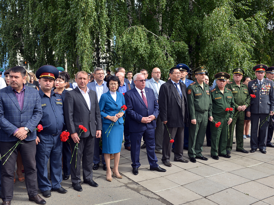 Глава Республики Алтай Александр Бердников (в центре), представители органов исполнительной и законодательной власти, силовых структур, правоохранительных ведомств, общественных организаций, родные и близкие земляков, погибших при исполнении служебного долга.