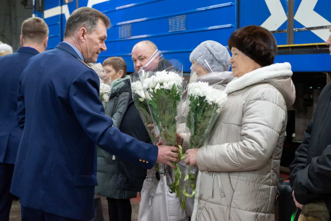 В Нижнем Новгороде открыли два новых вагона метро, посвященных участникам СВО