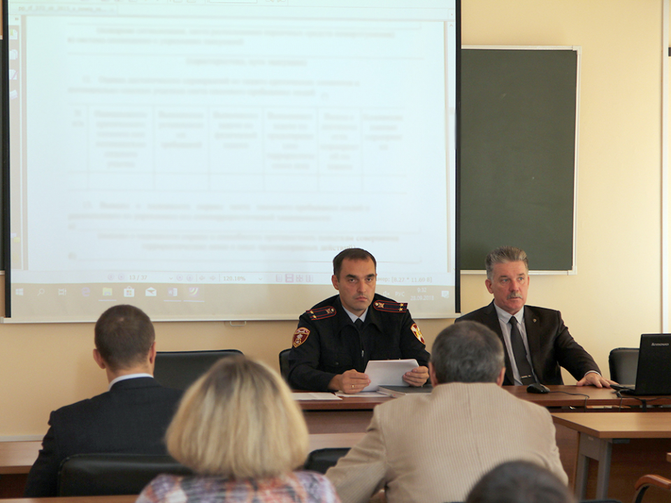 Проведение лекционных и семинарских занятий в рамках обучения государственных и муниципальных служащих  противодействию терроризму и экстремизму 