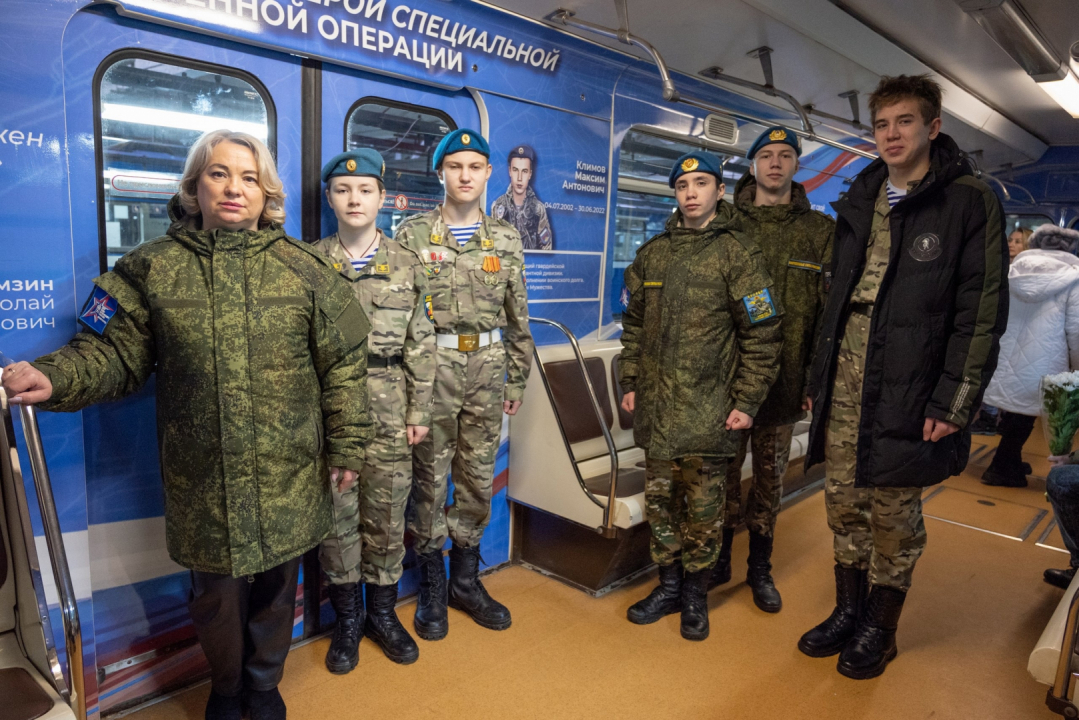 В Нижнем Новгороде открыли два новых вагона метро, посвященных участникам СВО