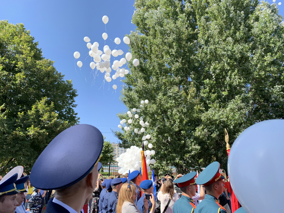 Запуск в небо белых воздушных шаров в память о погибших в Беслане детях