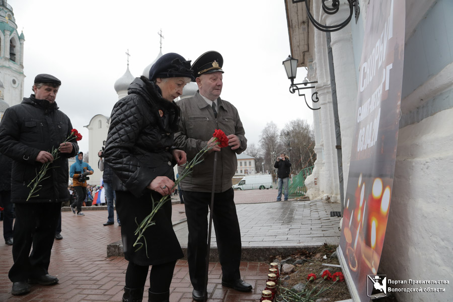 Возложение цветов к храму Святого благоверного князя Александра Невского (на фотографии: представители советов ветеранов).