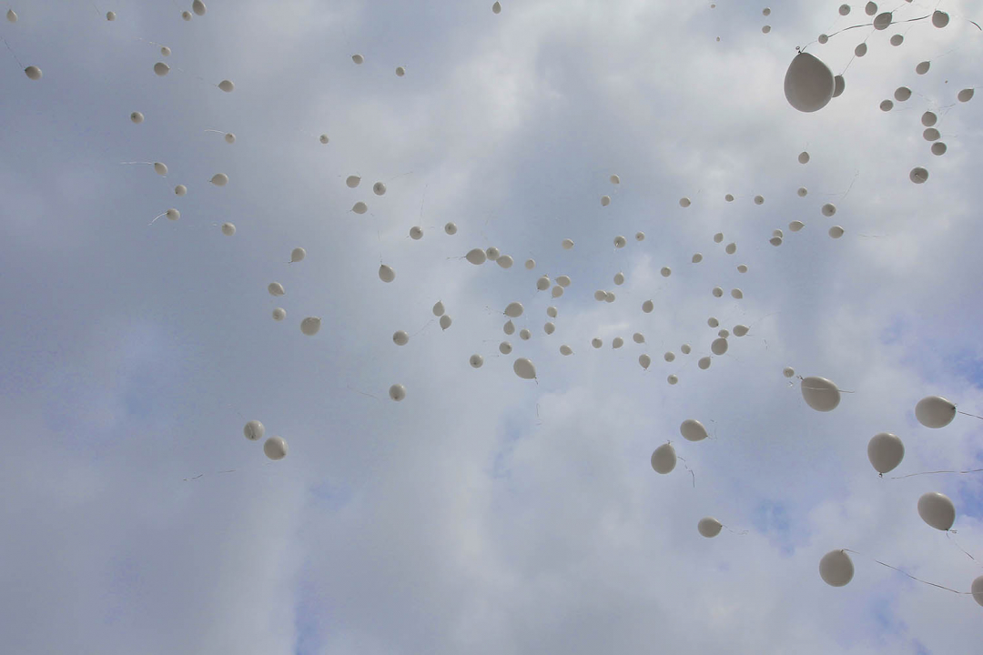 Запуск воздушных шаров в память погибших