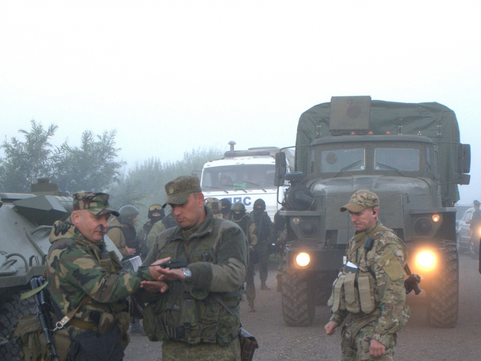 Руководитель ОБП и командир роты в/ч 21005 перед штурмом (группа блокирования)