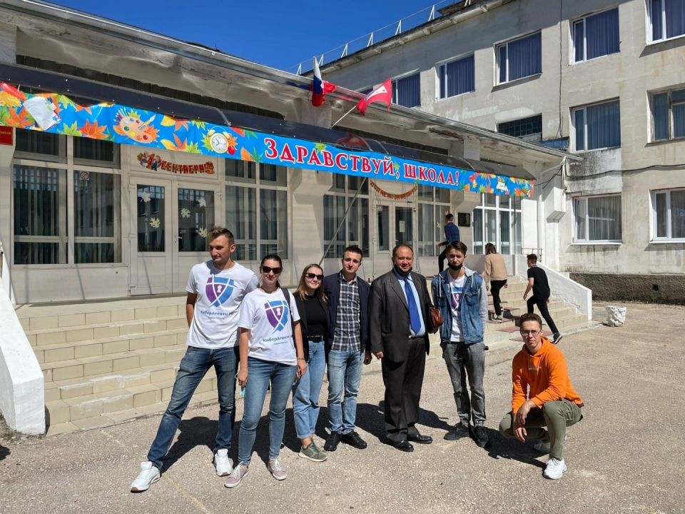 Участники мероприятия, групповой снимок  у фасада ГБОУ СОШ № 47