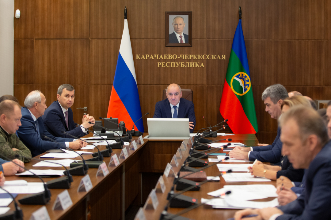 Председатель антитеррористической комиссии Рашид Бориспиевич Темрезов (в центре) открывает и ведет совместное с ОШ заседание 7 ноября 2023 года.