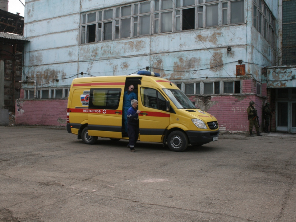 Автомобиль группы медицинского обеспечения эвакуирует «раненого заложника»