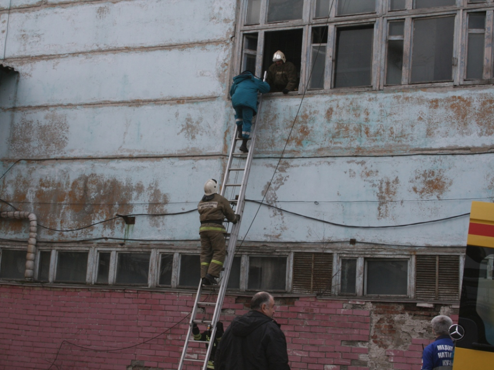 Сотрудники группы ликвидации последствий ТА отрабатывают эвакуацию с верхних этажей здания
