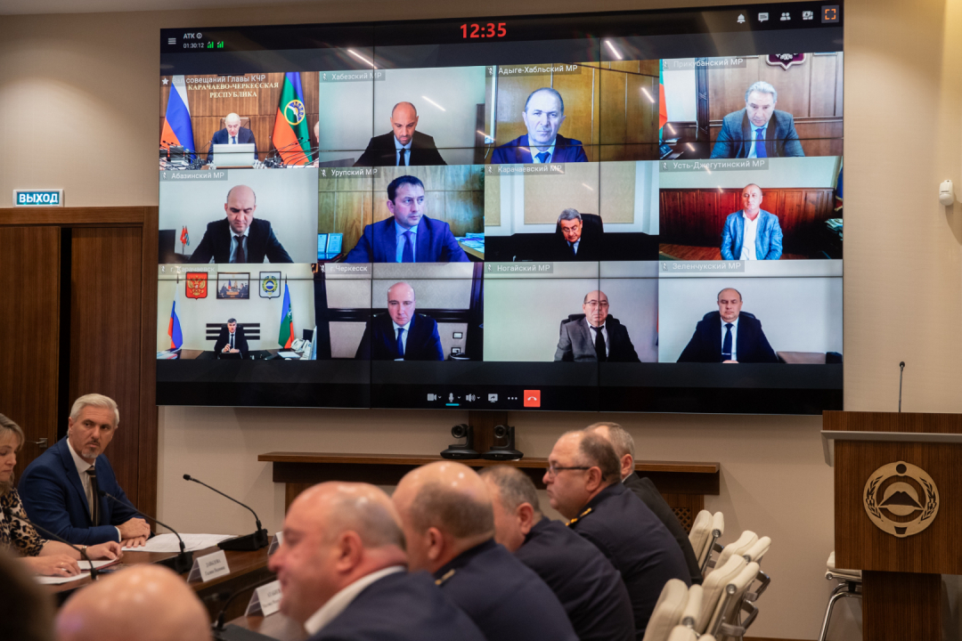 Видео-панель с присутствующими на заседании в режиме ВКС председателями антитеррористических комиссий городских округов и муниципальных образований Карачаево-Черкесской Республики.