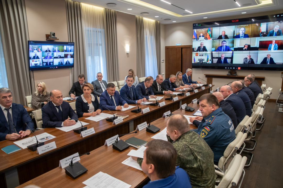 Члены антитеррористической комиссии в Карачаево-Черкесской Республике на совместном заседании с оперативным штабом 7 ноября 2023 года.