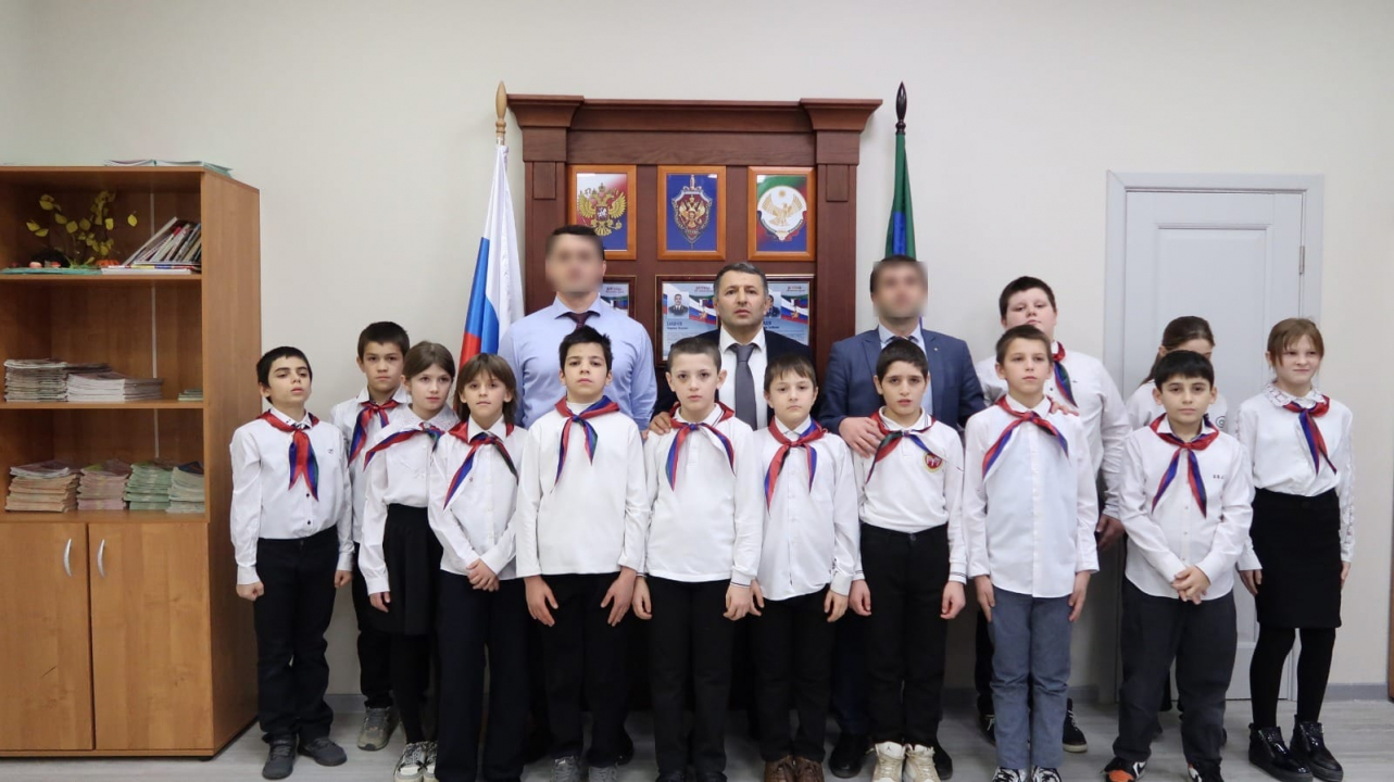 В школе Дагестана открыт патриотический стенд, посвященный  военнослужащим ФСБ – Героям России