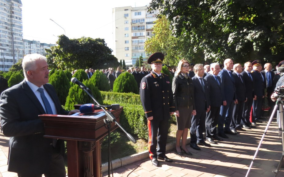 В Нальчике у мемориала сотрудникам полиции, погибшим при исполнении служебного долга, провели траурный митинг