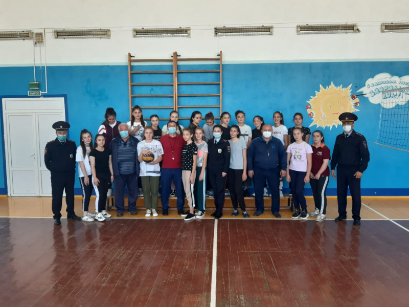 Полицейские и общественность Лескенского района Кабардино-Балкарии организовали цикл профилактических мероприятий для школьников