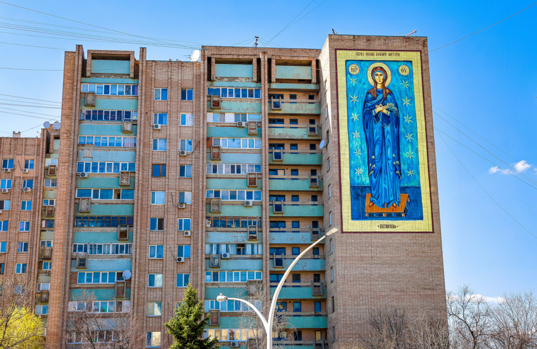 В столице Луганской Народной Республики появился мурал с изображением Богородицы