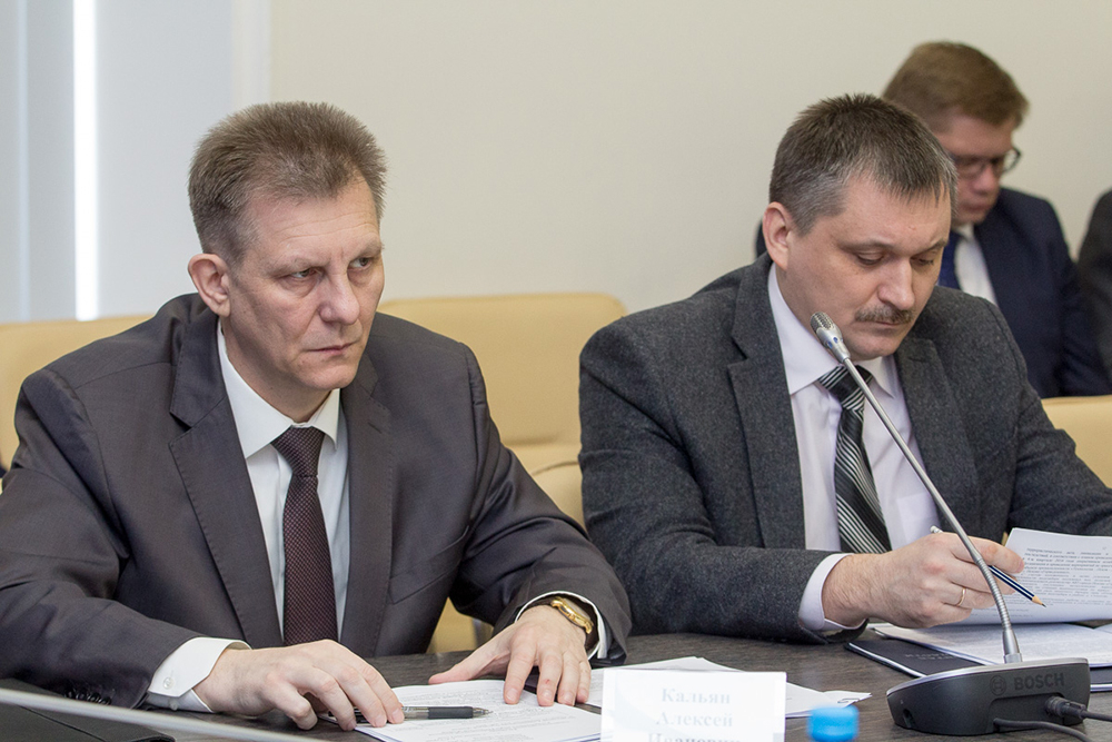 Начальник УФСБ России по Псковской области Алексей Кальян (слева) слушает доклад