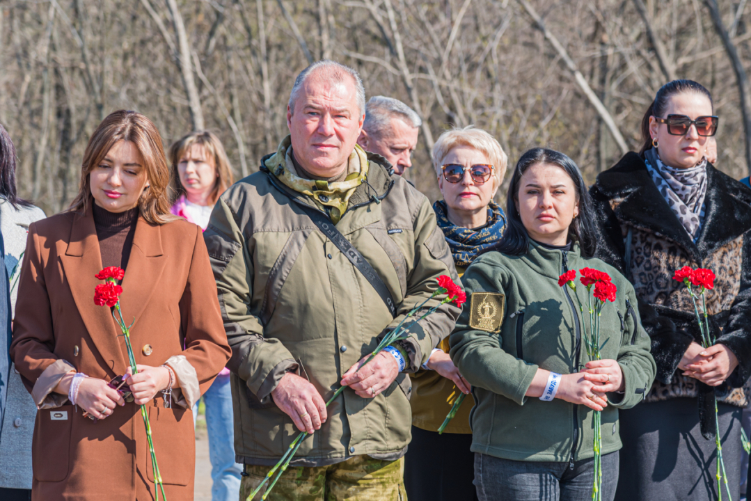В День жертв украинской агрессии жители Луганской Народной Республики почтили память павших земляков