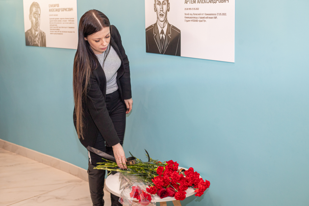 В Луганске открыли мемориальную стену памяти студентов-участников СВО