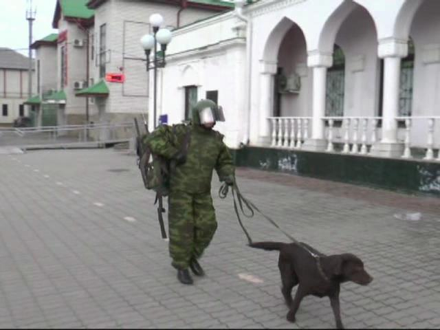 Поиск взрывного устройства возле здания вокзала