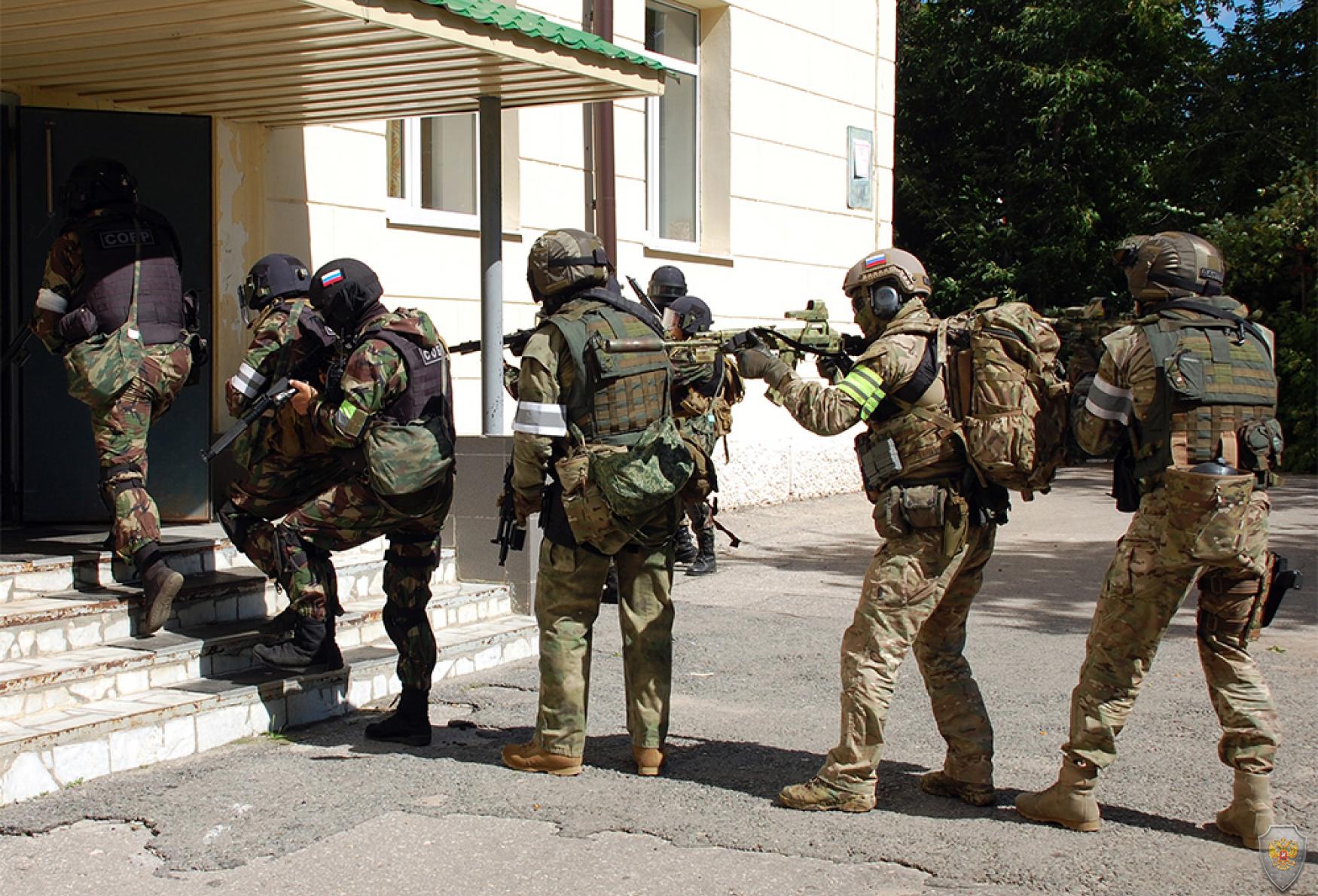 Спецназ готовится проникнуть в захваченное террористами здание