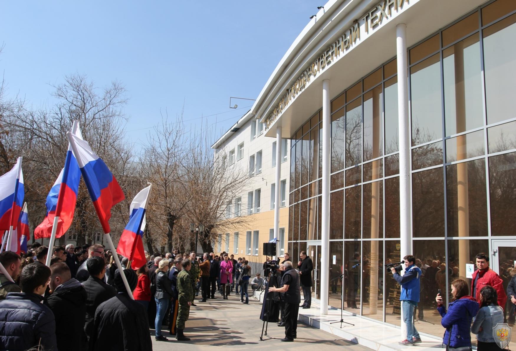 В Астрахани прошёл митинг «Вместе против террора»
