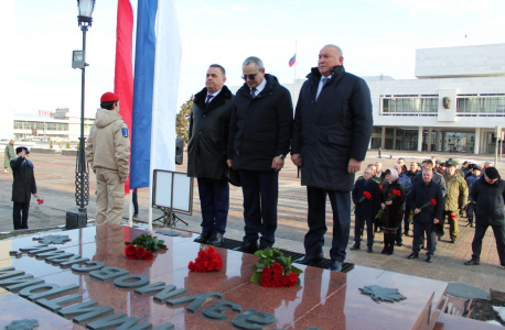 Возложение цветов к памятнику Герою Российской Федерации Дмитрию Александровичу Разумовскому