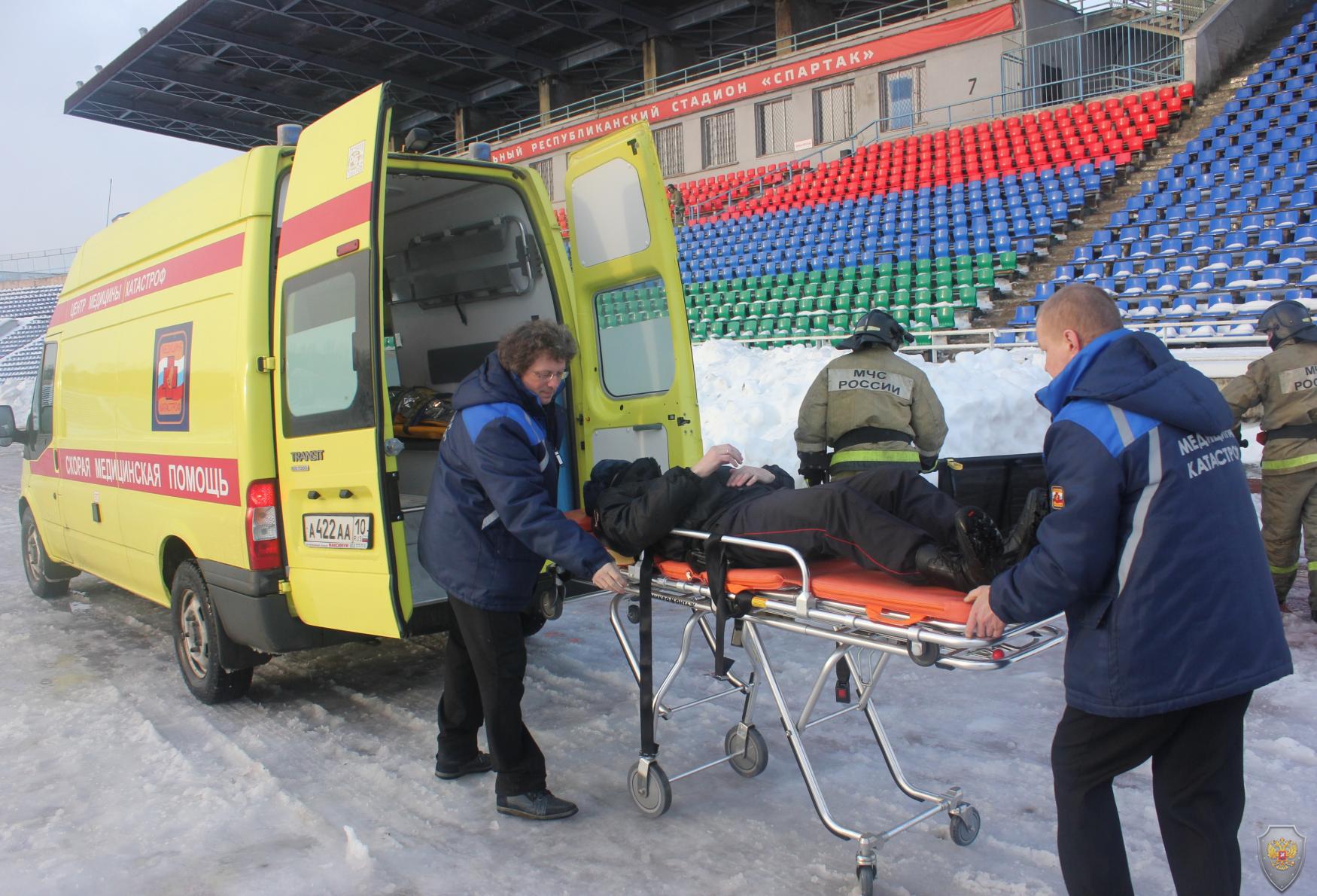 Группа ликвидации последствий террористического акта совместно с группой медицинского обеспечения эвакуирует «пострадавших»