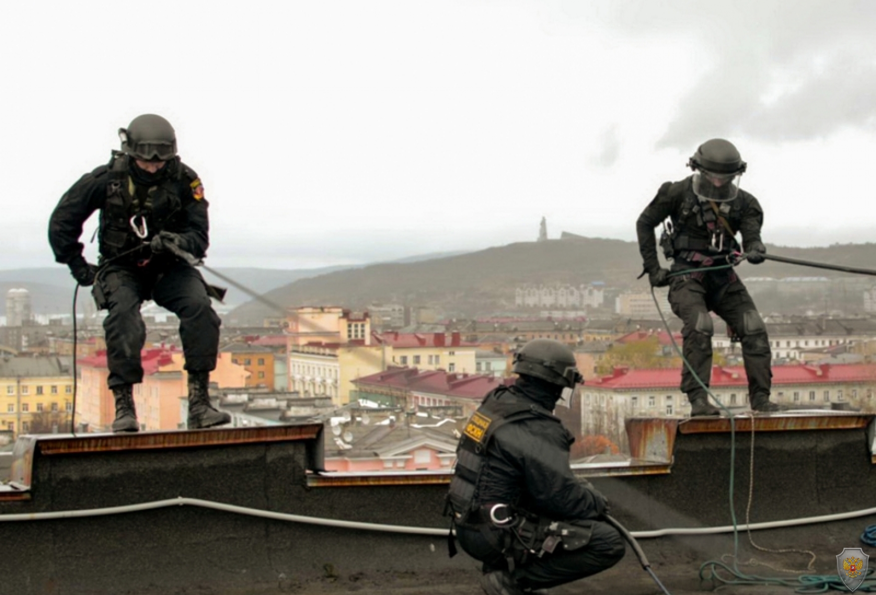 Сотрудники спецподразделения готовятся к штурму с использованием альпинистского снаряжения