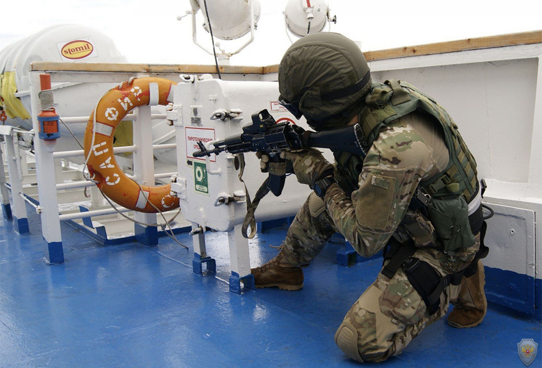 Сотрудник оперативно-боевого подразделения контролирует палубу освобожденного пассажирского теплохода