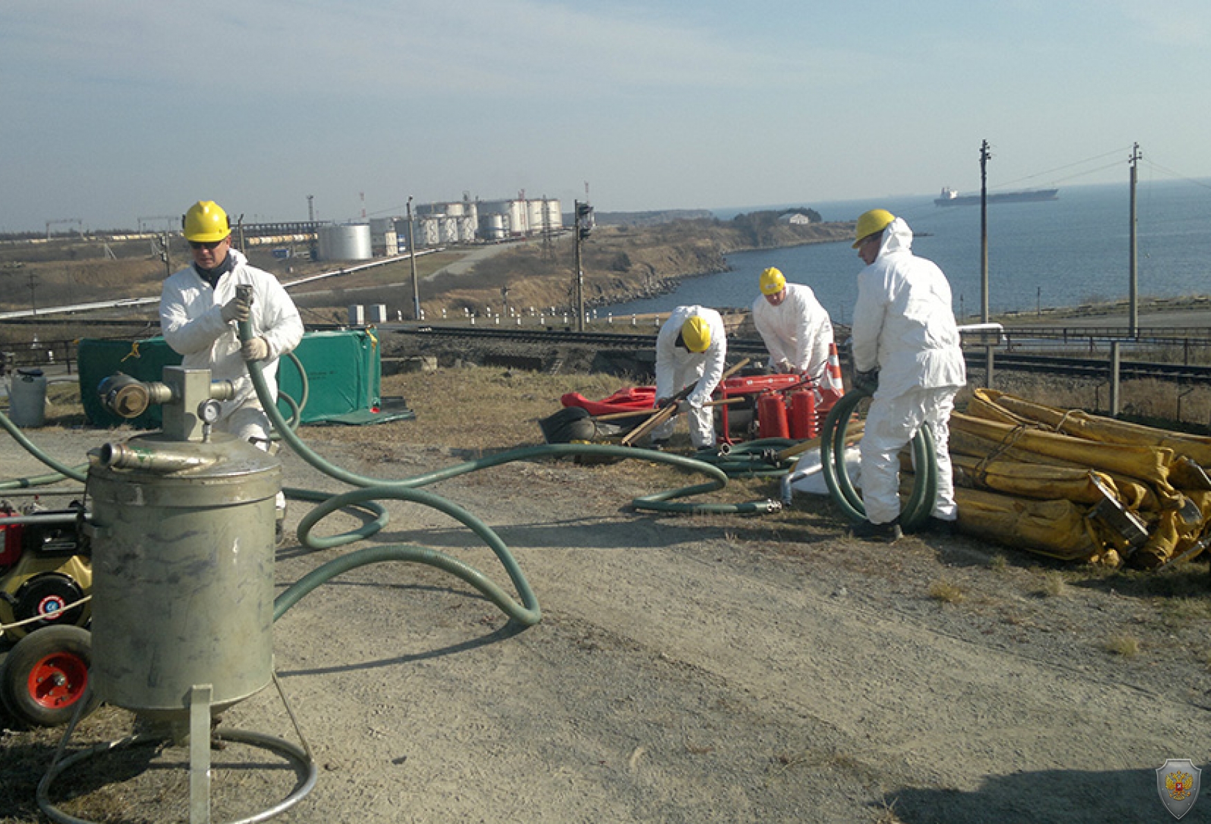Подготовка оборудования для сбора нефтепродуктов, попавших на почву в результате условного подрыва ёмкости с нефтью