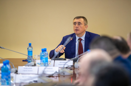 Губернатор Сахалинской области Лимаренко В.И. открывает заседание с утверждения повестки и регламента