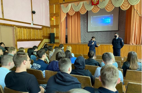 Встреча сотрудников правоохранительных органов со студентами проведена в Железногорске