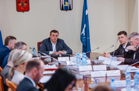 Председатель комиссии Губернатор Сахалинской области Лимаренко В.И. открывает заседание с утверждения повестки и регламента.