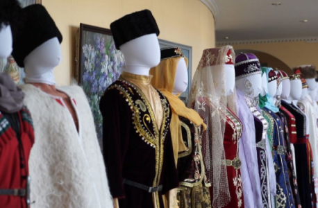 В Костроме прошла выставка уникальных национальных костюмов народов России