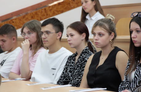 В Брянске полицейские провели со студентами занятие антиэкстремистской направленности