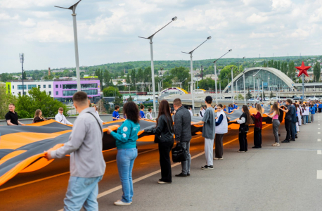 Луганские молодежные активисты развернули 300-метровую георгиевскую ленту в честь Дня Республики