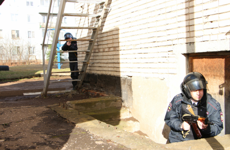 Блокирование объекта учения оперативной группой в Великом Новгороде