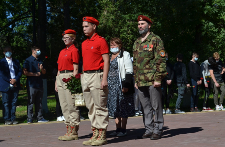 Возложение цветов членами Всероссийского молодежного движения 