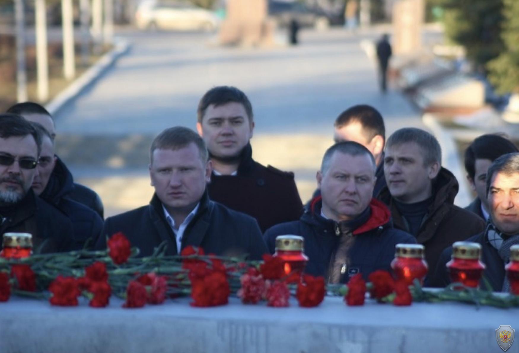 Саратовцы возложили цветы в память о жертвах теракта в Питере в Парке Победы
