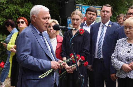 На торжественном митинге выступает депутат Государственной Думы Федерального Собрания Российской Федерации Аксаков Анатолий Геннадьевич.