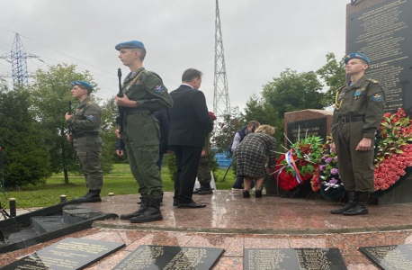 Возложение венков к памятнику в память заложников и сотрудников спецслужб, погибших в Беслане
