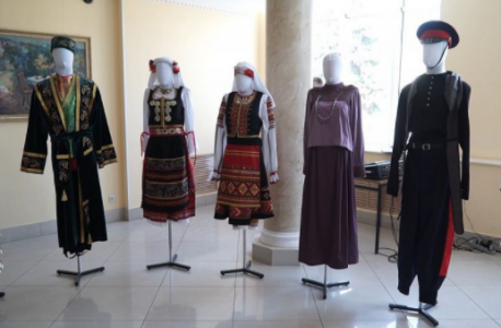 В Костроме прошла выставка уникальных национальных костюмов народов России