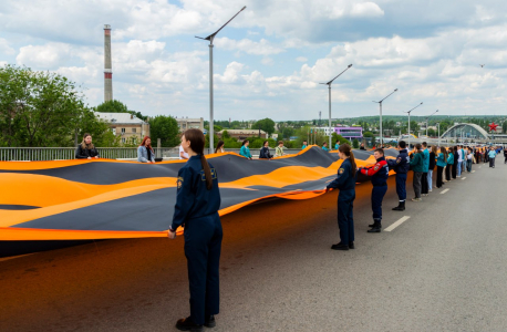 Луганские молодежные активисты развернули 300-метровую георгиевскую ленту в честь Дня Республики