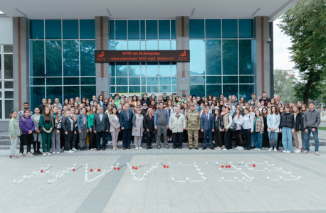Студенты и преподаватели Башкирского государственного педагогического университета имени М. Акмуллы почтили память их жертв минутой молчания.