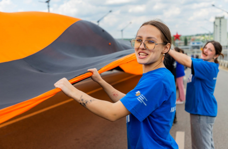 Луганские молодежные активисты развернули 300-метровую георгиевскую ленту в честь Дня Республики